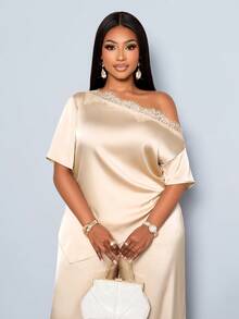 SOLERSUN 这款大码女装套装包含一件浅杏色缎面短袖上衣和一条宽松阔腿裤，颜色简约优雅，均为浅杏色。上衣和裤子均采用不对称领口和蕾丝饰边。上衣的不对称下摆设计巧妙，凸显身材曲线，使其成为工作和休闲场合的百搭时尚之选。非常适合春夏季节穿着，通勤、购物、海滩度假、约会、派对和婚礼季皆宜。 - 杏色 - 查看 6