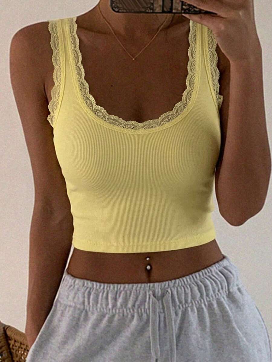 DAZY Áo tank top ngắn tay không tay cổ chữ U màu trơn, phối ren, ôm sát, chất liệu gân sọc. - Màu vàng - Xem 1