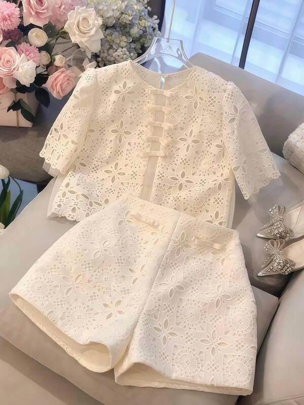 GlowEve Set de 2 piezas con diseño hueco de top de manga corta y shorts, hechos de tela de procesamiento secundario