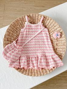 SHEIN Playful Pals 1件女婴甜美碎花无袖A字连衣裙，荷叶边下摆，柔软针织条纹面料，含斜挎包，适合春夏休闲外出、户外玩耍、旅行、摄影、生日派对、聚会等场合。 - 粉色 - 查看 2