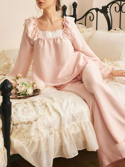 Bộ đồ ngủ nữ kiểu dáng cung đình đơn giản, lãng mạn, tươi mới, thanh lịch với họa tiết ren phối màu tương phản và viền bèo nhún.