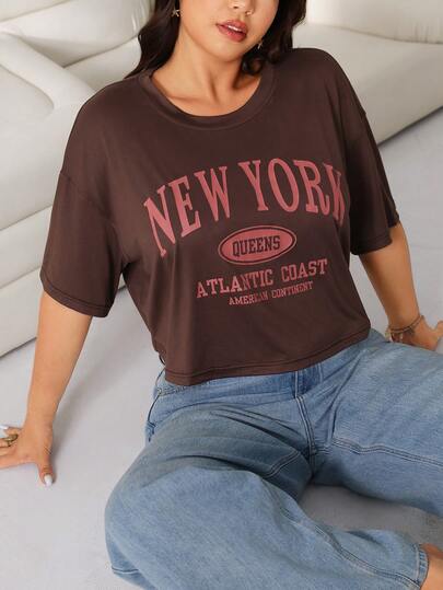 Solflare Camiseta de manga corta con cuello redondo y estampado de letras, de estilo casual para mujer de talla grande en color marrón