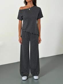 SHEIN Tall 女士时尚宽松条纹印花不对称领短袖上衣和斜插口袋长裤休闲套装 - 深灰色 - 查看 2