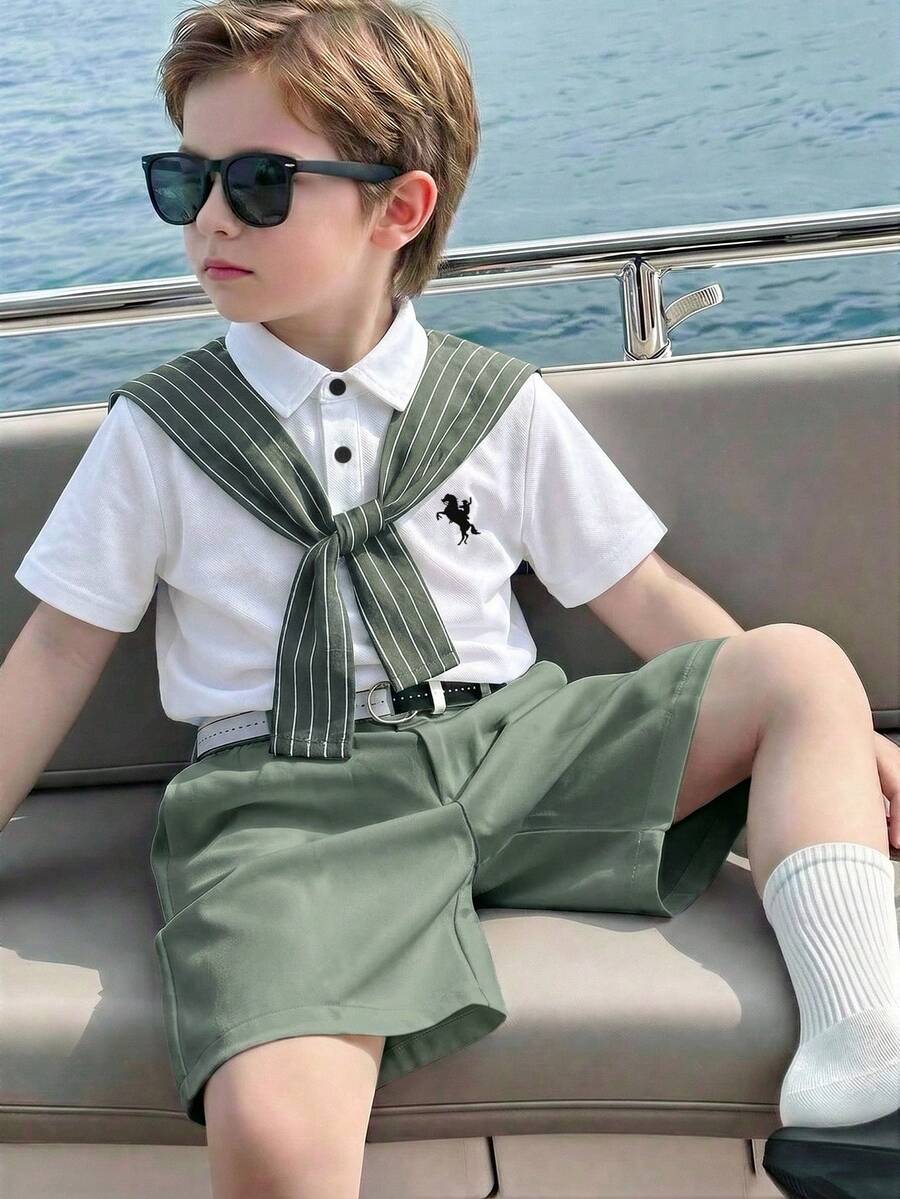 SHEIN Little Byeori 3件套男童舒适休闲百搭日常时尚简约风套装,包括红色领短袖T恤POLO针织衫、白色条纹披肩、白色短裤和腰带,多件套制服正装,适合室内、室外、日常、运动、玩耍、派对、拍照、度假、节日、婚礼、迎婴派对、春夏等场合。 - 綠色 - 查看 1