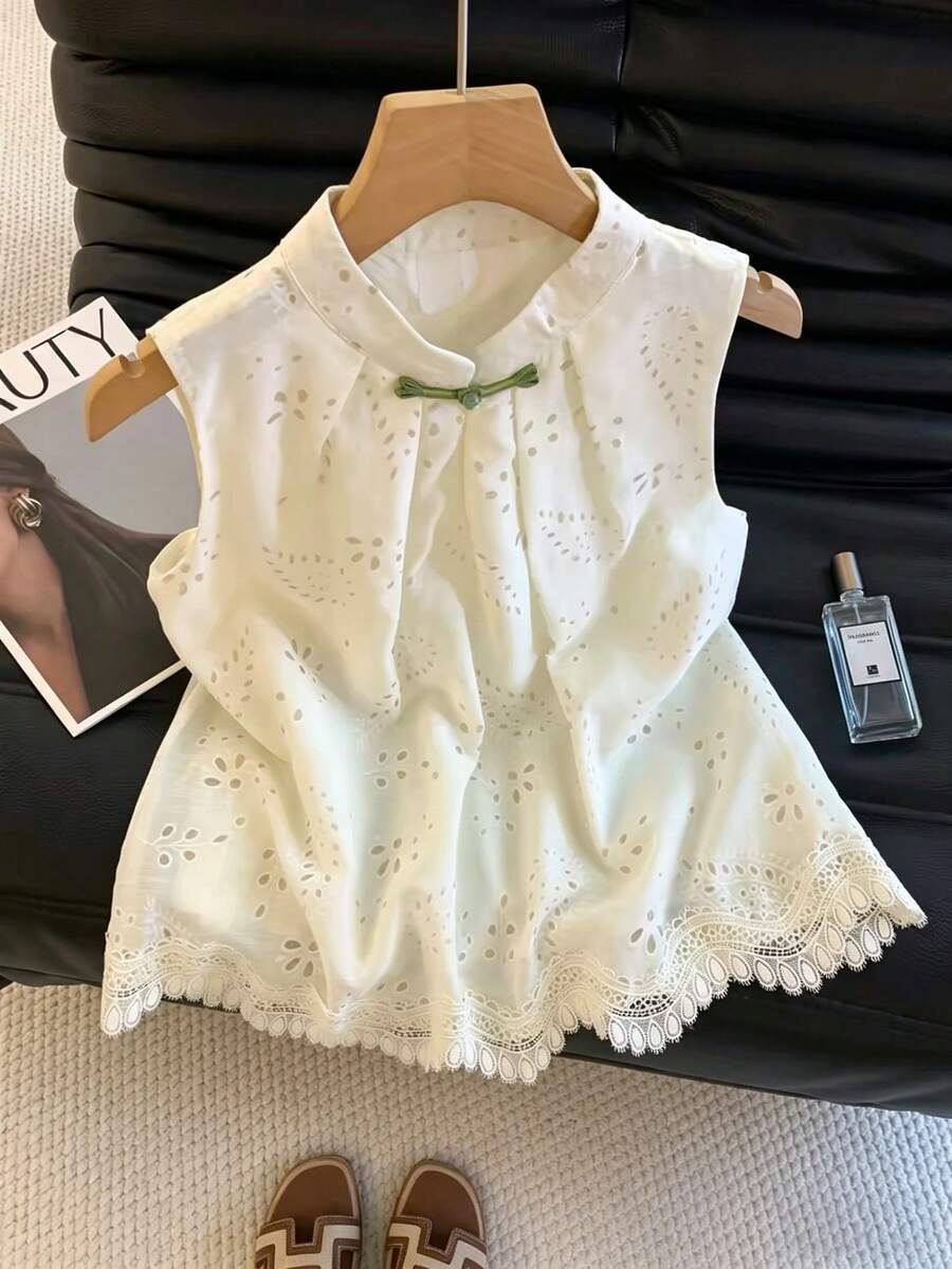 SHEIN Franclia Áo sơ mi nữ mùa hè kiểu Trung Quốc cổ tàu không tay, thiết kế ren thêu rỗng ở gấu áo, kiểu dáng tinh tế, phong cách Trung Quốc, áo công sở, màu trắng, áo mang đến cảm giác nghỉ dưỡng. - trắng - Xem 1