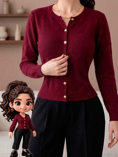 Suéter cárdigan casual para mujer, diseño elegante y versátil. Cuello redondo, silueta semiajustada, colores lisos sin estampado, figuras tipo bordado con forma de corazón. Ajuste con botones de lujo funcionales. Interior muy fresco, ligero y cómodo. Ideal para el uso diario.