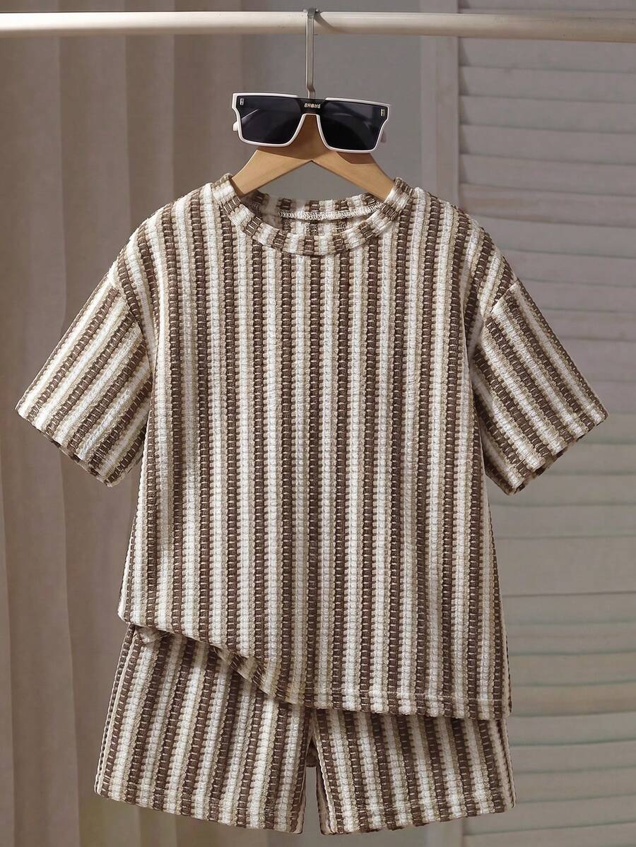 SHEIN Genkimix Kids 两件套男童条纹圆领短袖T恤和休闲短裤套装，适合日常穿着、幼儿园、户外活动 - 杏色 - 查看 1