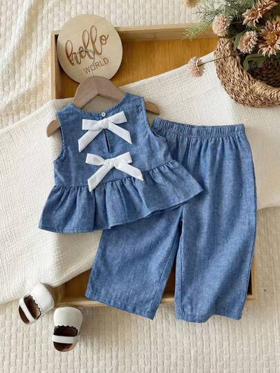 SHEIN Conjunto informal de top de tirantes con cuello redondo y lazo decorativo, y pantalones para bebé niña
