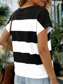 Selamara Blusa feminina clássica listrada em preto e branco com decote em V, manga curta raglan, modelagem solta, casual e versátil. - Multicolorido - Ver 2