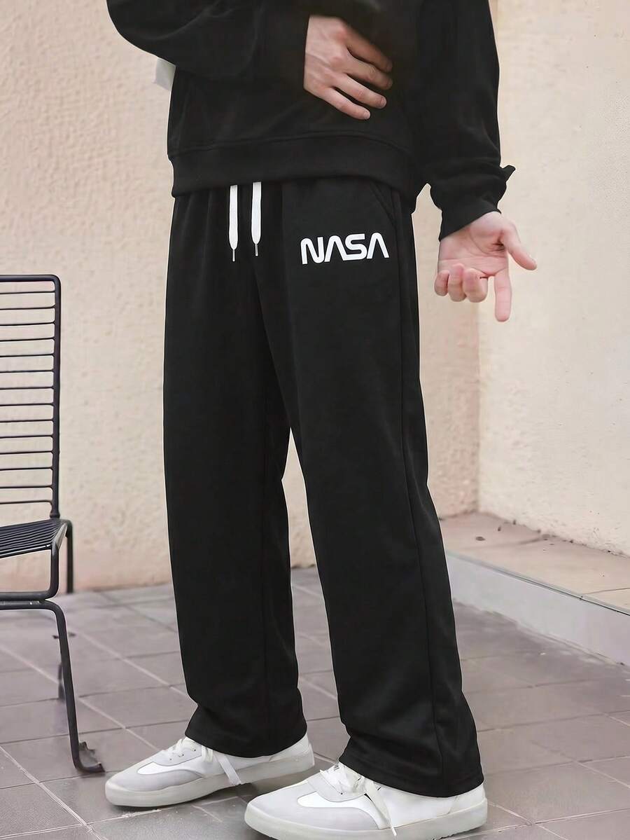 SHEIN Coolqubz 男士及青少年男孩时尚黑色柔软舒适休闲裤,适合户外、运动、上学及各种场合,白色抽绳腰带设计,是年轻男士的必备长裤。 - 黑色 - 查看 1