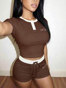 Slaydiva Bộ đồ nữ mùa hè mới, phong cách đường phố thường ngày, dáng ôm, phối màu, cổ tròn, tay ngắn in chữ và quần short phối màu. Thích hợp cho mặc hàng ngày, đi biển, phong cách miền Tây, du mục, nghỉ dưỡng, lễ hội âm nhạc, hòa nhạc, trang phục sân bay, trang phục đi ăn trưa, câu lạc bộ gợi cảm, kỳ nghỉ, du lịch, tiệc tùng, tựu trường. - Rỉ Nâu - Xem 7