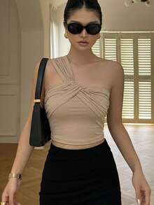 DAZY Top camisero sexy de hombros descubiertos, nuevo diseño de verano con detalles de pliegues asimétricos, blusa ajustada y corta - Caqui - Ver 3