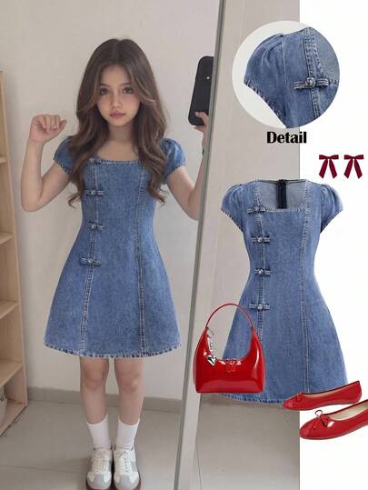 SHEIN Vestido corto ajustado de niña con cuello cuadrado, decorado con botones, de mezclilla azul