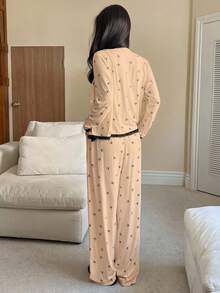 DAZY Conjunto de pijama de 3 piezas con top de camisa sin mangas, cárdigan y pantalones con estampado de lazo de primavera, bloqueo de color y encaje - Amarillo - Ver 2