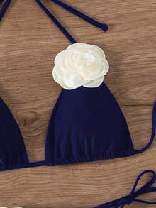 SHEIN X Lily May Mac 露背吊带时尚夏季花卉装饰比基尼泳装 - 藍色 - 查看 4