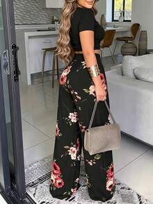 Conjunto de dos piezas para mujer: camiseta corta ajustada y pantalones largos con estampado floral para uso casual en verano - Multicolor - Ver 2