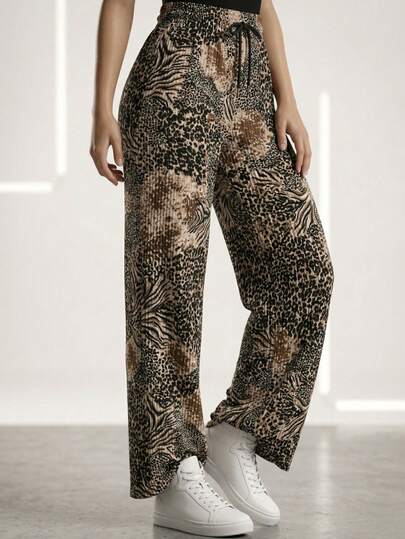 Pantalón animal print de pierna ancha para mujer. Textura lisa con estampado de animal print, sin bolsillos. Tela de poliéster y spandex, ideal para el uso casual. Interior suave y fresco, apto para temporadas de primavera, verano y otoño. Ajuste de cintura natural con cordón ajustable. Muy ligero y cómodo. En algunos colores, el tono y el diseño del estampado pueden variar.