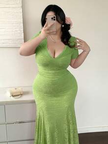 Vibekara Gaun Elegan Model Duyung Berpotongan Rapi dengan Leher V Dalam dan Hiasan Renda Bunga Ukuran Plus, Cocok untuk Kencan & Pesta - Limelight Green - View 3