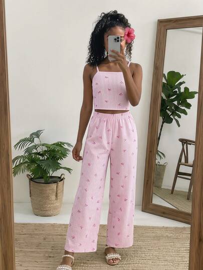 Bộ đồ thể thao cho bé gái (cỡ lớn) phong cách Bohemian họa tiết hoa gồm áo hai dây và quần ống rộng dáng suông, kèm áo vest dệt kim.