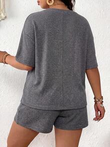 SHEIN CURVE+ Curve 尺码 US22 音乐节、海滨度假、波西米亚风两件套蝙蝠袖T恤和短裤，夏季 - 深灰色 - 查看 2