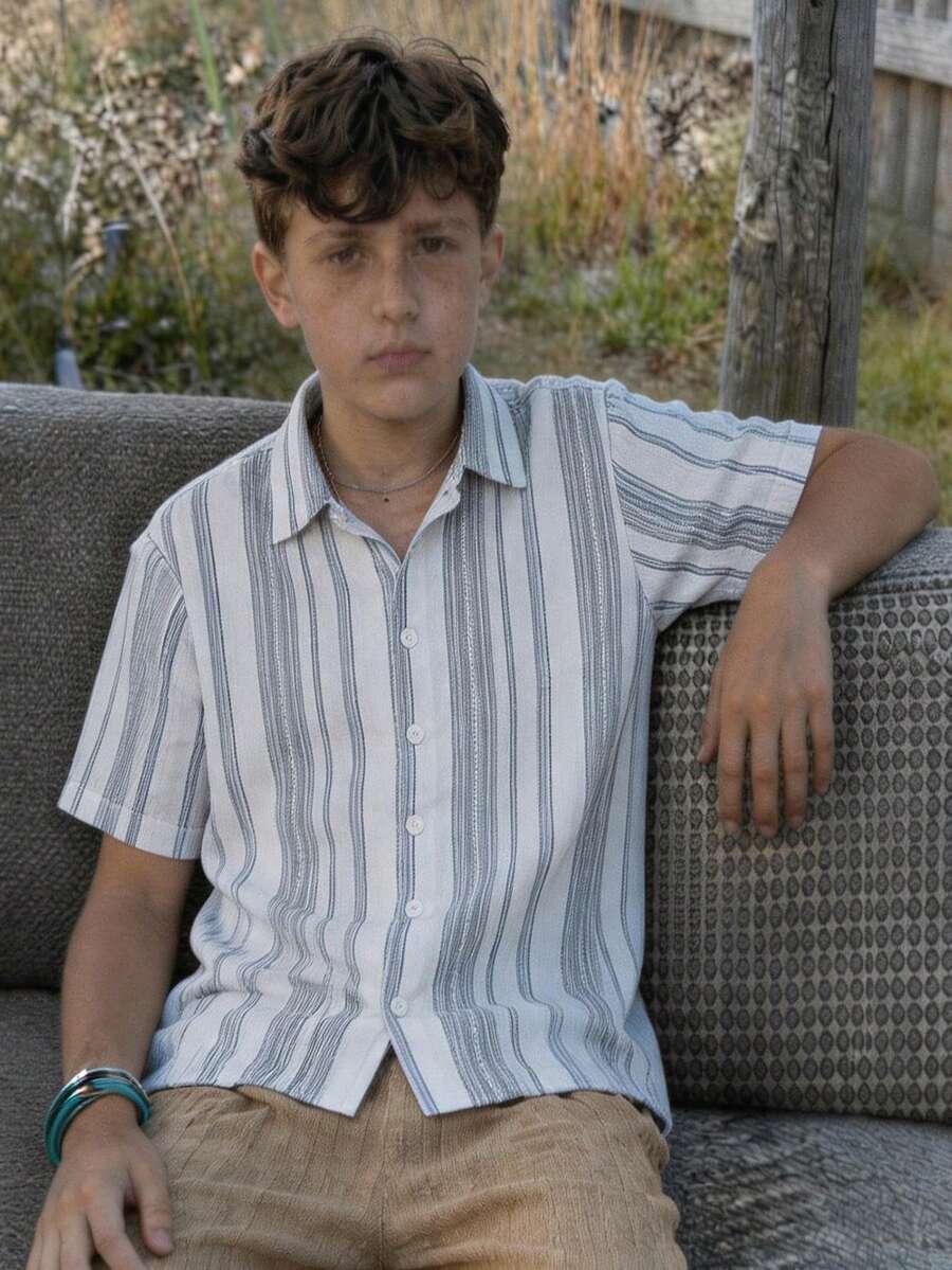 SHEIN 青少年男孩純色單排扣短袖休閒紋理襯衫,學院風,柔軟透氣,白色,夏季,度假,假日,日常穿著 - 彩色 - 查看 1