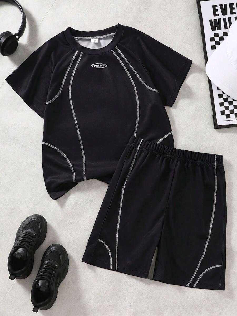 男童运动服套装,包含字母印花插肩袖T恤和短裤,宽松舒适,适合日常外出、运动健身、学校活动、户外玩耍、拍照等夏季穿着。 - 黑色 - 查看 1
