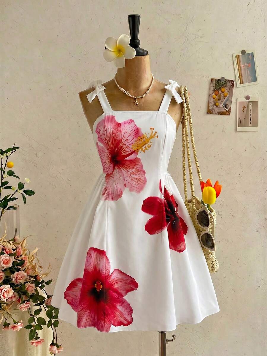 SHEIN 这款少女清新白色碎花吊带连衣裙采用黄白格纹面料，方领设计搭配蝴蝶结肩带，尽显法式甜美风情。收腰设计和裙摆的蓬松剪裁，更添休闲随性之美。是夏季日常穿着的热门之选。
