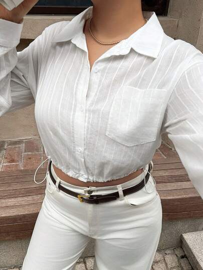 Dazy Plus Camisa blanca de estilo callejero con cuello a rayas, cordón ajustable y bajo recortado para mujer de talla grande