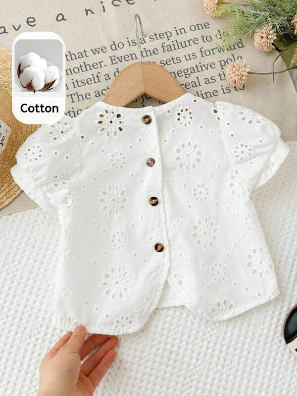 SHEIN Áo kiểu dáng đơn giản, thoải mái, cổ tròn, tay phồng, thêu họa tiết rỗng cho bé gái, phù hợp mặc hàng ngày và đi học.