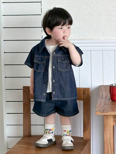 Dazy Kids Bộ 2 món quần jean cho bé trai, gồm áo sơ mi ngắn tay cổ bẻ và quần short rộng rãi.