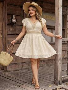 SHEIN CURVE+ Robe d'été décontractée pour femmes grandes tailles, vacances à la plage, en tissu texturé, col V, dentelle contrastée, manches volantées, ceinture à la taille - Nude - Voir 4