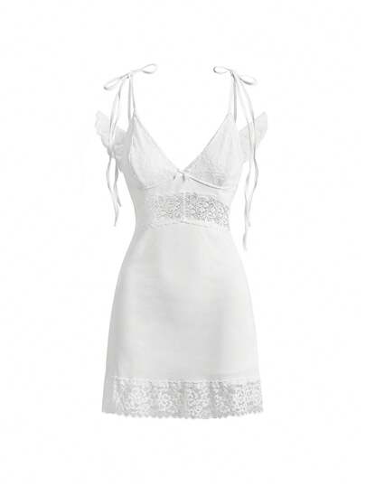 Abito mini bianco da donna in stile Y2K con inserti in pizzo e ali d'angelo