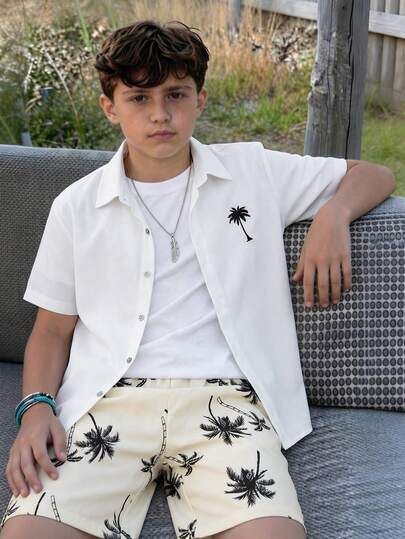 Bộ đồ hai mảnh thường ngày dành cho tuổi teen, áo sơ mi dáng rộng kết hợp với quần short in họa tiết cây cọ, phù hợp cho mặc hàng ngày, du lịch, nghỉ mát và chụp ảnh. Bộ áo sơ mi tay ngắn in họa tiết cây cọ phong cách nghỉ hè trên bãi biển.