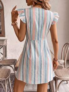 SHEIN Frenchy 女士休闲V领短袖纽扣装饰A字连衣裙，条纹连衣裙，女士休闲度假装 - 彩色 - 查看 2