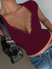 Rovax Kaos Crop Top Ukuran Besar Musim Panas Warna Polos Seksi dengan Detail Renda Kontras dan Leher Bentuk Hati - Burgundy - View 3