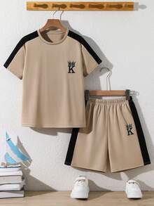 SHEIN Little Byeori 2件套儿童/青少年男童休闲撞色圆领短袖T恤短裤套装，字母印花，适合上学、通勤、日常休闲穿着、运动、春夏穿着 - 卡其色 - 查看 3