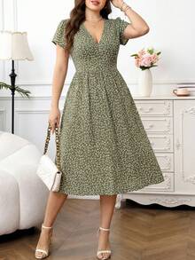 SHEIN Clasi Đầm midi ngắn tay cổ chữ V dáng lửng họa tiết hoa nhí có túi dành cho nữ cỡ lớn, thích hợp mặc hàng ngày. - màu xanh lá - Xem 2