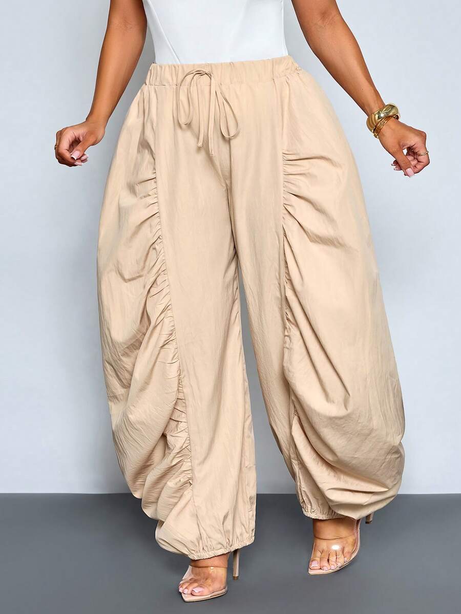 SHEIN PETITE CURVE Pantalones holgados de silueta tulipán de unicolor para mujer talla grande con cintura elástica recogida. Adecuados para uso casual diario, ir al trabajo y vacaciones en primavera y verano. Un estilo callejero fuerte, ideal para vacaciones en la playa y picnics. Cómodos y holgados, pantalones jogger de unicolor con un toque retro cortesano y estilo gótico - Caqui - Ver 1