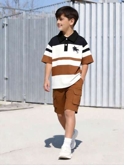SHEIN Streecool Kids Bộ đồ 2 món cho bé trai tuổi teen, áo polo tay ngắn và quần dài thường ngày, họa tiết sọc in hình động vật thời trang, túi rộng thoải mái, trang phục ngoài trời đa năng.
