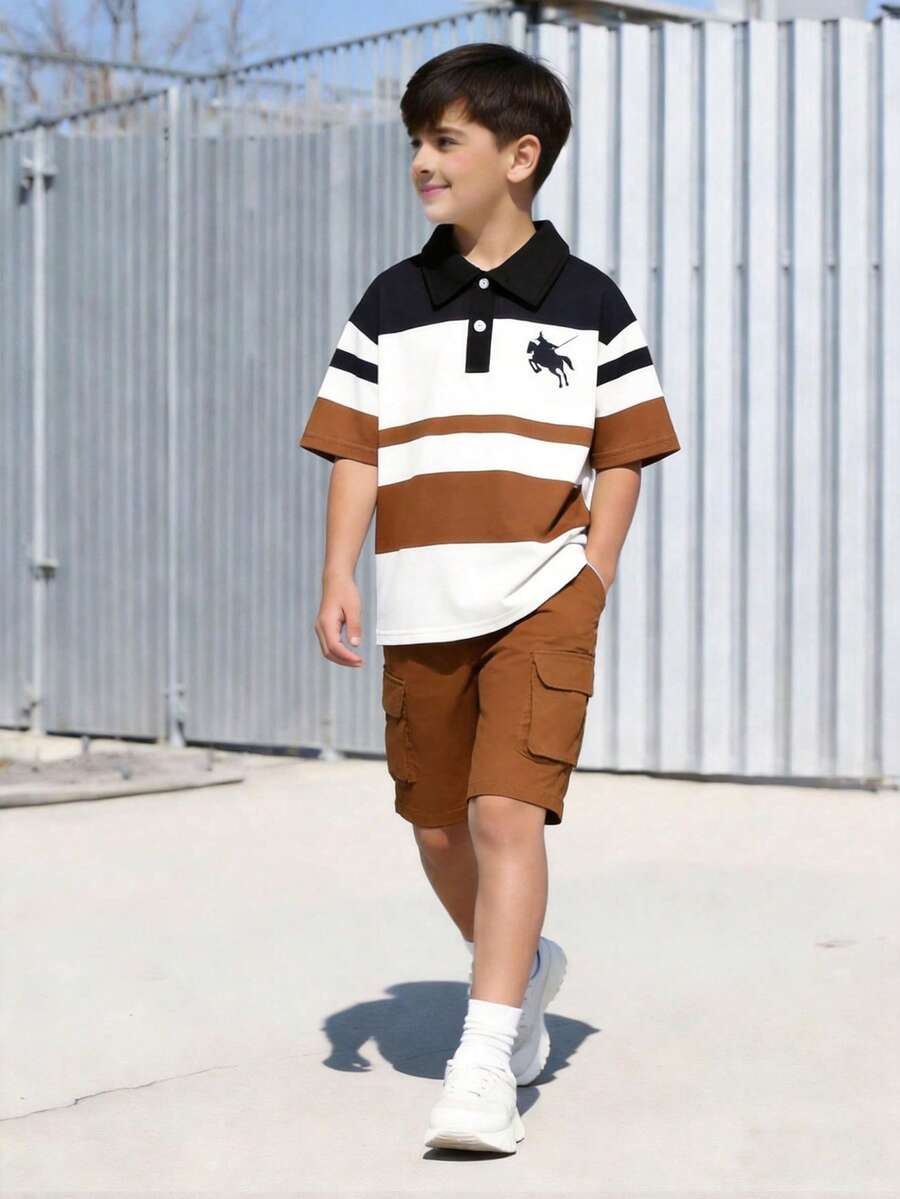 SHEIN Streecool Kids 两件套男童春夏短袖polo衫和休闲裤套装,时尚针织条纹动物纹印花,舒适宽松口袋,百搭户外服装 - 棕色 - 查看 1