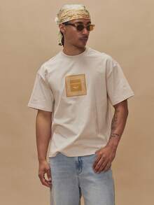 Musero Camiseta Essencial de Primavera e Verão com Gráfico Quadrado Impresso, Manga Curta Oversized, Ombro Caído e Decote Careca - Creme - Visão 5