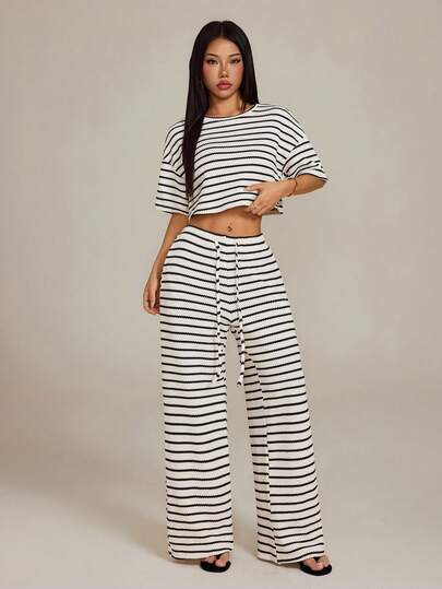 SHEIN PETITE Bộ đồ nữ thường ngày kẻ sọc gồm áo thun ngắn và quần dài, thích hợp cho mùa hè.