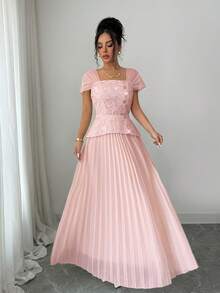 Modelyn Gaun Elegan Lengan Pendek Berlipit Pas Badan dengan Kerah Persegi Gaya Prancis, Bordir Manik-Manik Halus, dan Patchwork. - Baby Pink - View 4