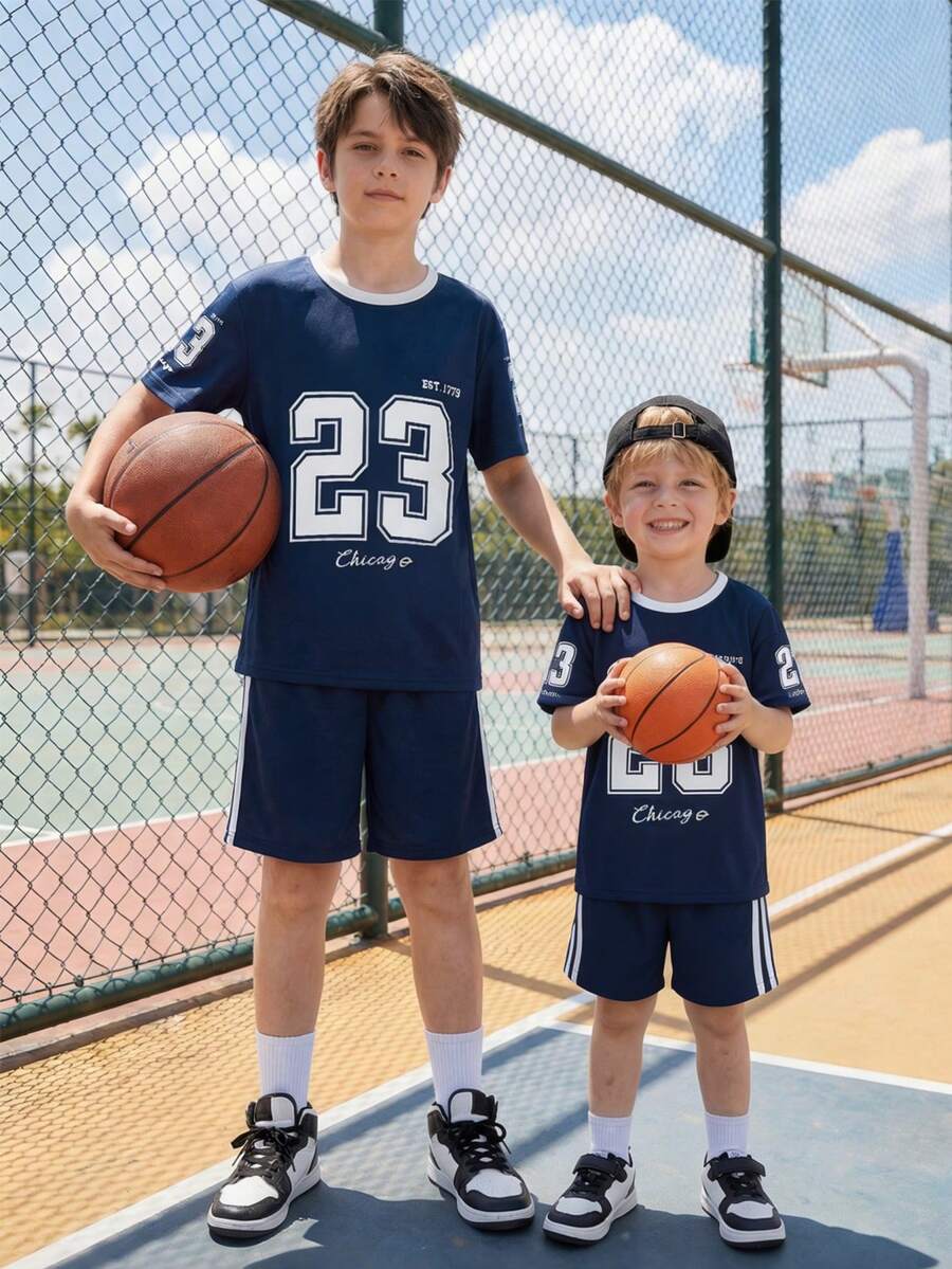 2 pièces/Set T-shirt à col contrasté et imprimé numérique et lettres, et short assorti pour garçons. Tissu doux et confortable, convient pour le quotidien, l'école et les activités sportives - Bleu marine - Voir 1