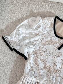 SHEIN Elladie kids 少女黑色撞色蕾丝边腰部花卉提花面料优雅泡泡袖迷你连衣裙 - 杏色 - 查看 5