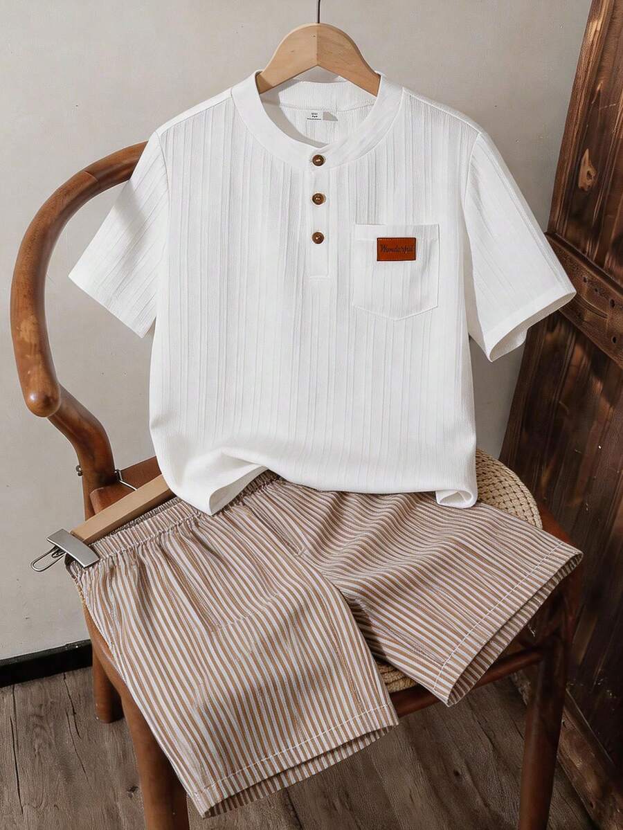 SHEIN Conjunto de 2 piezas para adolescente chico, camisa de manga corta texturizada y shorts casuales versátiles, conjunto corto negro para niños - Multicolor - Ver 1