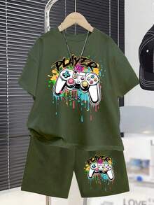 男童休闲简约圆领短袖短裤两件套，适合夏季穿着，经典时尚酷炫街头游戏手柄图案印花 - 墨綠色 - 查看 2