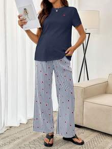 Slowluna Conjunto casual de duas peças para gestantes, composto por camiseta de manga curta com bordado de coração e calça listrada com cintura ajustável. - Azul - Ver 3