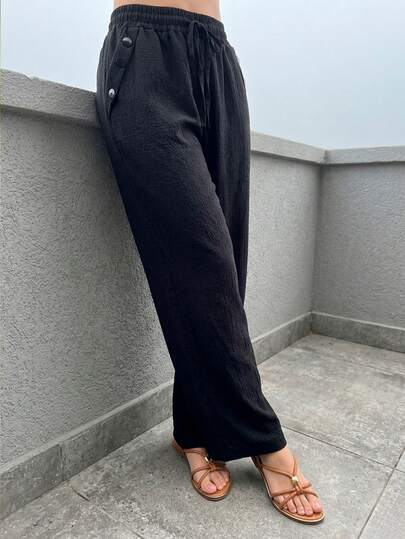 Pantalón de pierna ancha para mujer, casual. Bolsillos funcionales, tela de poliéster, apto para temporadas de primavera y verano. Ajuste de cintura natural con resorte, cordón decorativo no ajustable. Botones decorativos sobre los bolsillos. Interior muy suave y fresco, ideal para el uso diario.