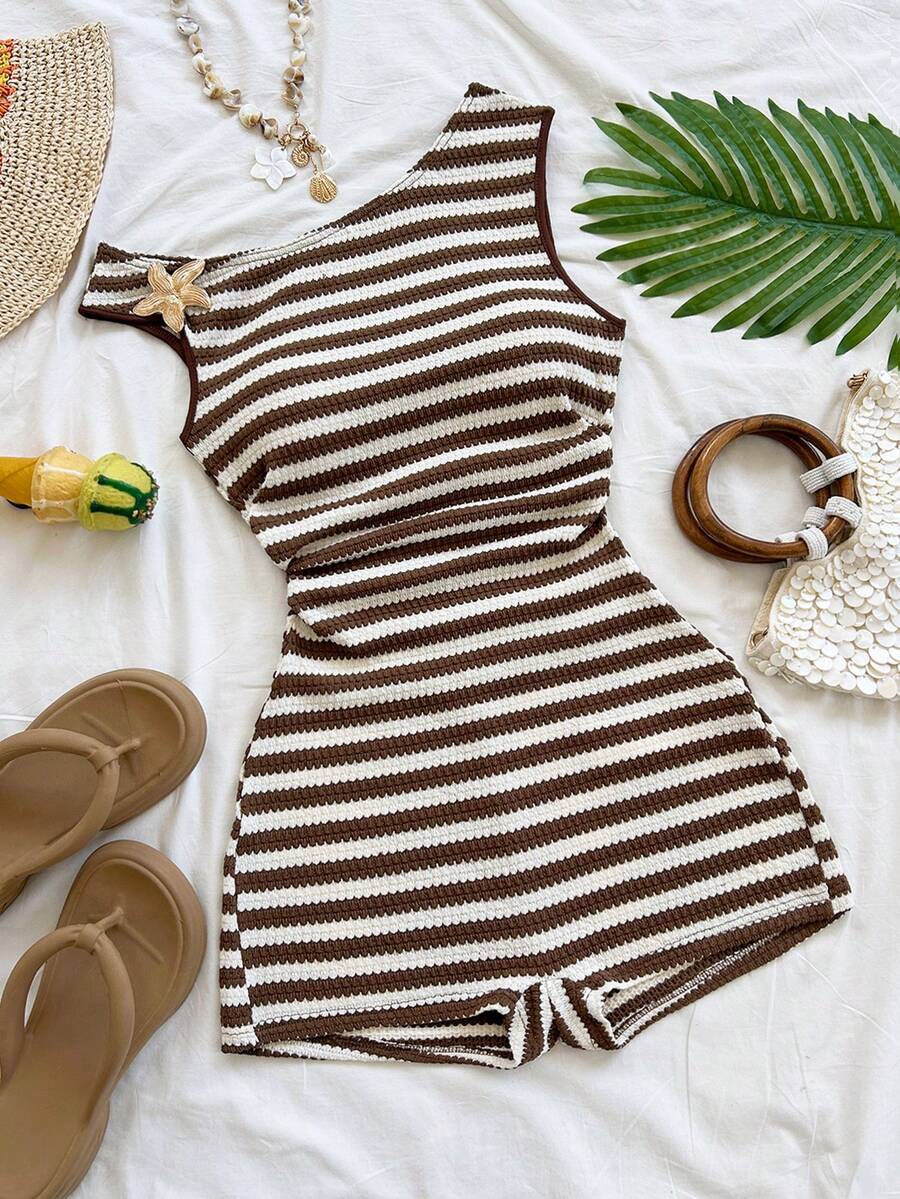 SHEIN PETITE CURVE Bộ áo liền quần mini ôm sát gợi cảm kẻ sọc, kiểu dáng bất đối xứng, họa tiết sao biển và trang trí kim loại, dành cho nữ cỡ lớn, thích hợp cho đi biển, du thuyền, kỳ nghỉ thành phố, lễ hội âm nhạc, phong cách boho, áo liền quần kẻ sọc, trang phục đi biển, du thuyền, kỳ nghỉ, trang phục thường ngày, trang phục đi biển, áo liền quần kẻ sọc nâu trắng, áo liền quần kẻ sọc mùa hè.